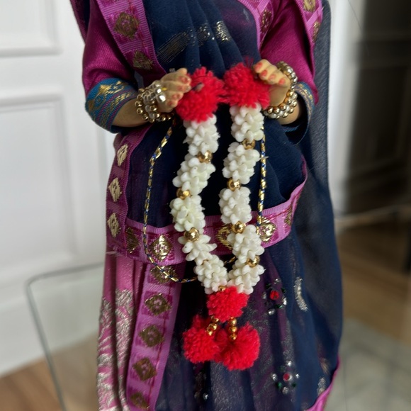 Indian Barbie on Stand - Collectors Item- Excellent Condition - Picture 4 of 9